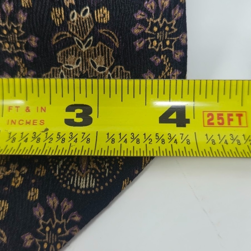 The Metropolitan Museum of Art Black and Gold Tapestry Medallion 100% Silk Tie - Picture 3 of 7